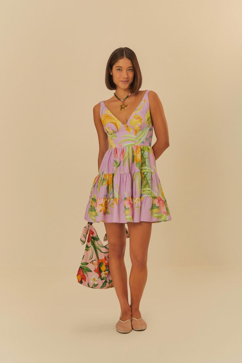 Vestido-corto-con-estampado-tropical-sobre-fondo-lila-escote-en-V-y-tirantes-delgados.