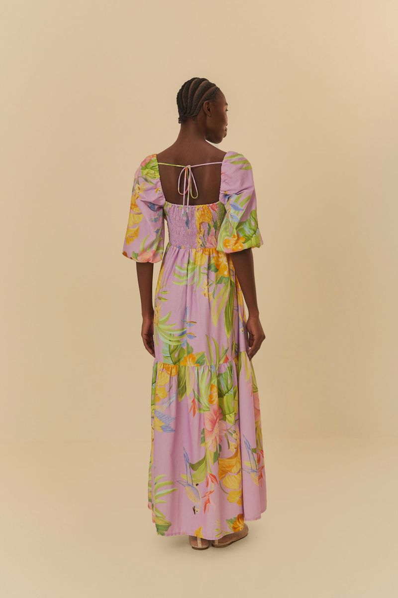 Detalle del estampado tropical del vestido, con flores y hojas en tonos vivos.