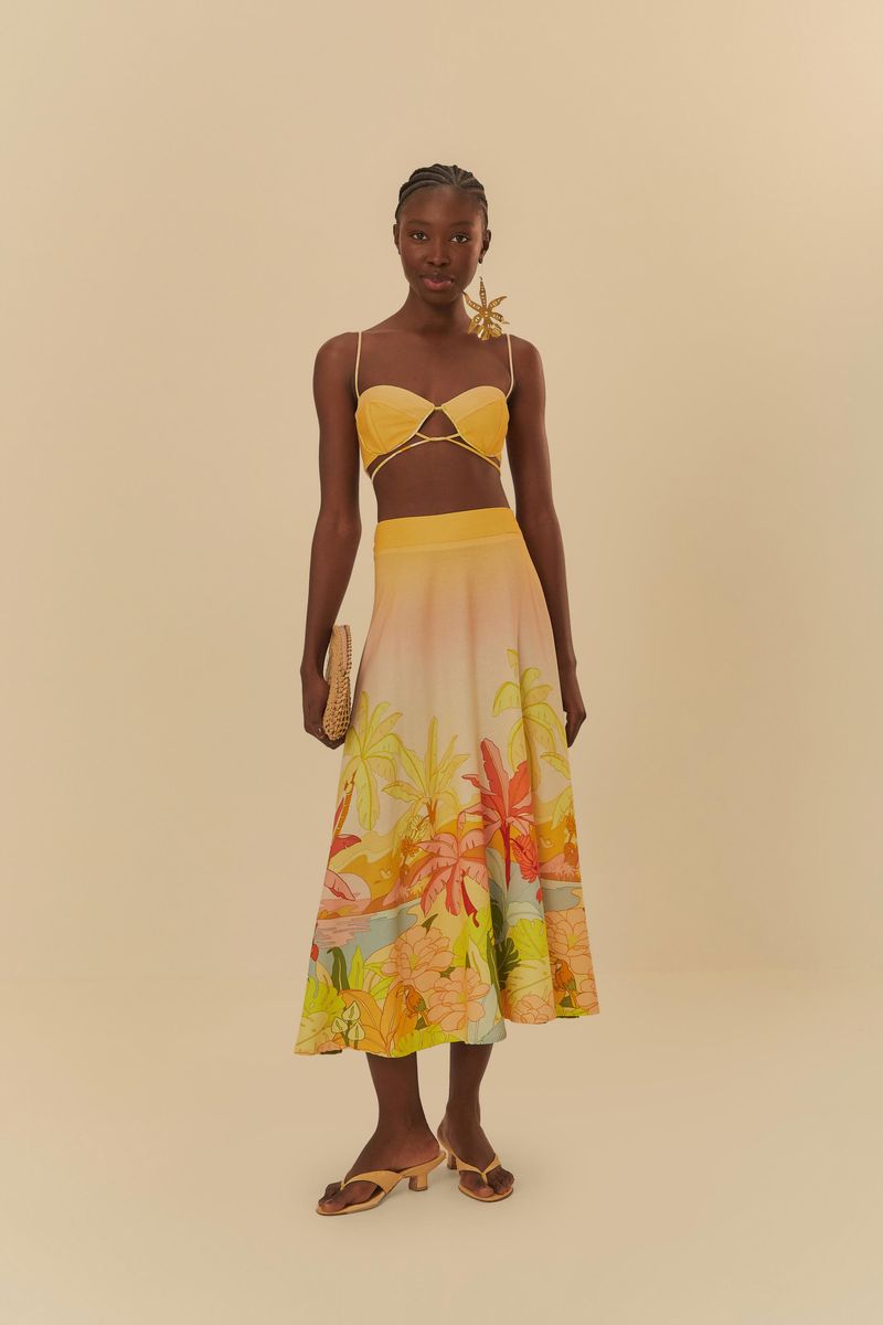 Conjunto de top y falda larga estampados con diseño tropical, mostrados en modelo de frente.