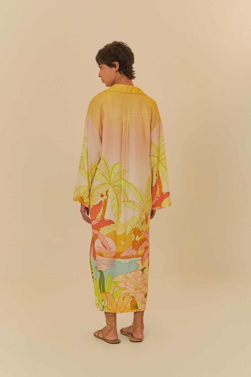 Vista trasera de la camisa tipo vestido con estampado tropical, mostrando el largo del diseño.