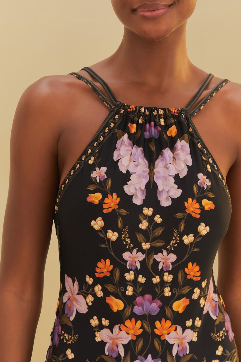 Detalle-de-cerca-del-diseño-floral-del-traje-de-baño-con-colores-vibrantes.