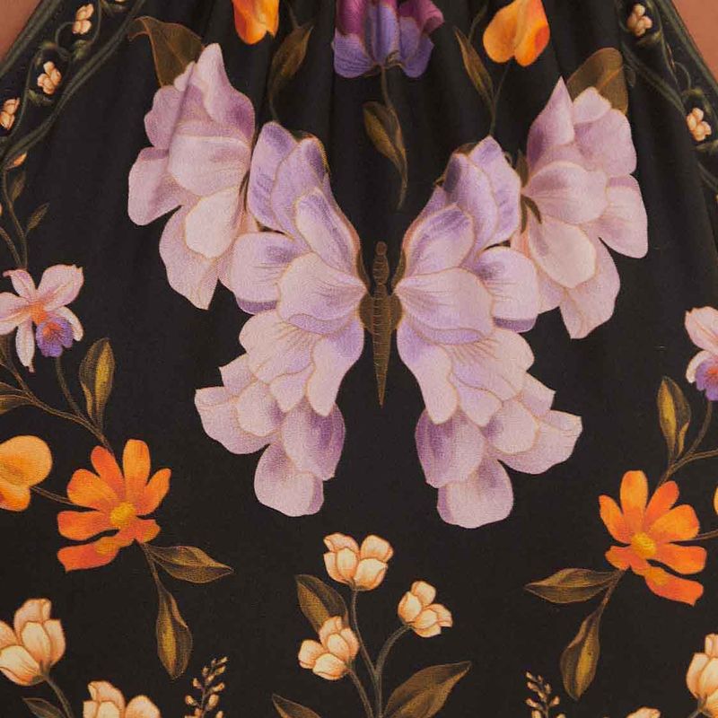 Detalle-del-diseño-floral-del-traje-de-baño-sobre-un-fondo-negro.