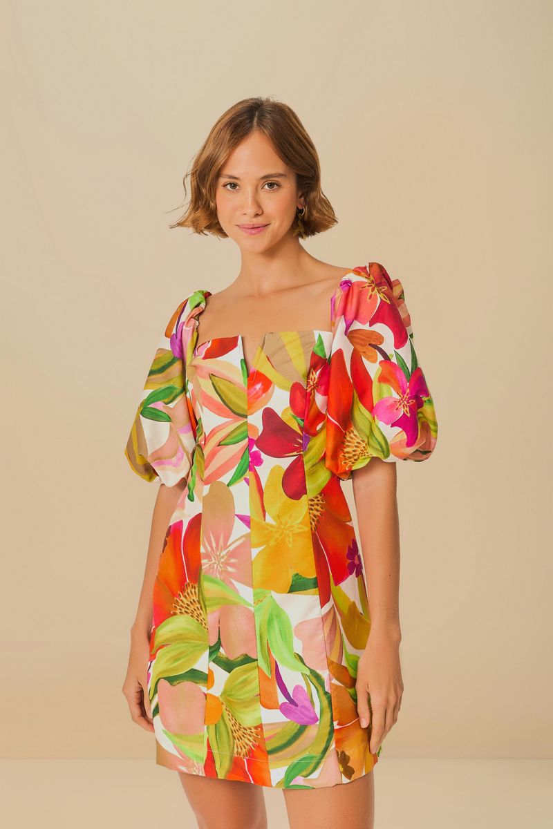 Vestido corto floral con mangas abullonadas visto de frente, destacando el estampado vibrante.