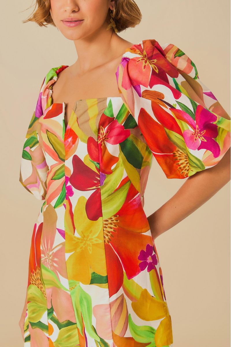 Acercamiento al vestido floral mostrando detalles del escote cuadrado y estampado colorido.