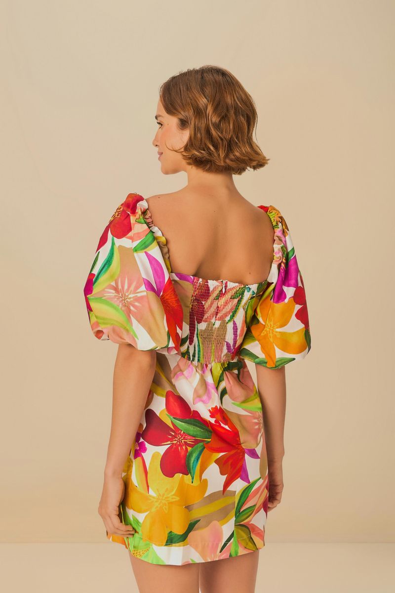 Vista trasera del vestido floral, destacando la caída y el estampado en la espalda.
