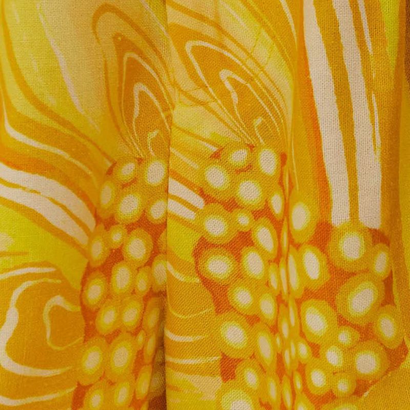 Primer-plano-del-estampado-abstracto-del-Short-Flor-Del-Mar-en-amarillo-y-blanco.