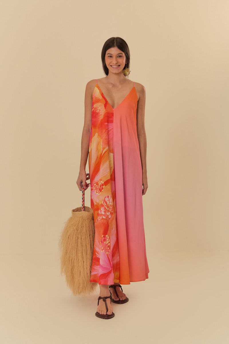 Vestido estampado con tirantes finos y corte fluido, mostrado sobre un fondo neutro.