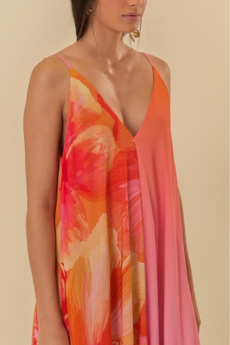 Detalle del escote en V del vestido estampado, mostrando el diseño vibrante.