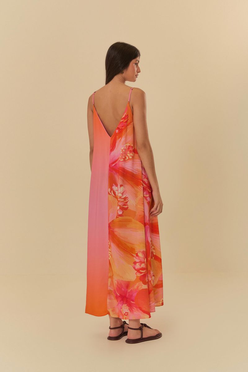 Vista trasera del vestido estampado, destacando el corte fluido y el diseño tropical.