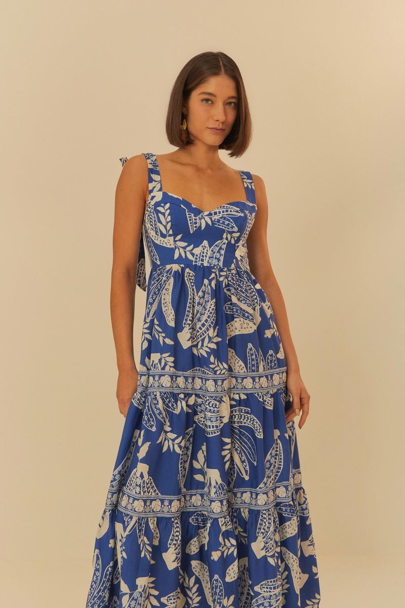 Vestido cropped azul con estampado de bananas y follaje, visto de frente, con detalles de encaje y tirantes anchos.