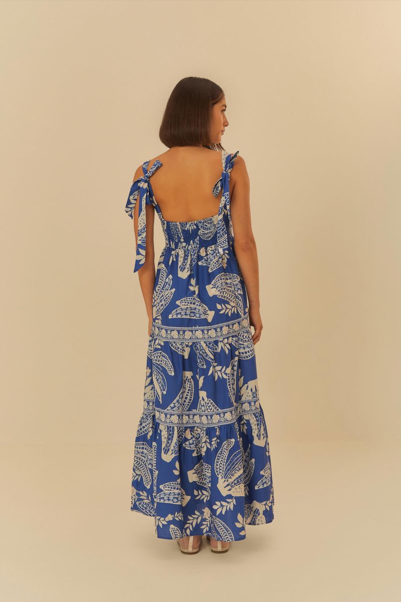 Vista trasera del vestido cropped azul con estampado de bananas, mostrando el diseño de la espalda y tirantes anchos.