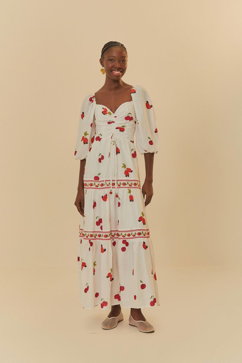 Vestido largo con estampado de frutas, mangas abullonadas y escote en V, visto desde el frente.
