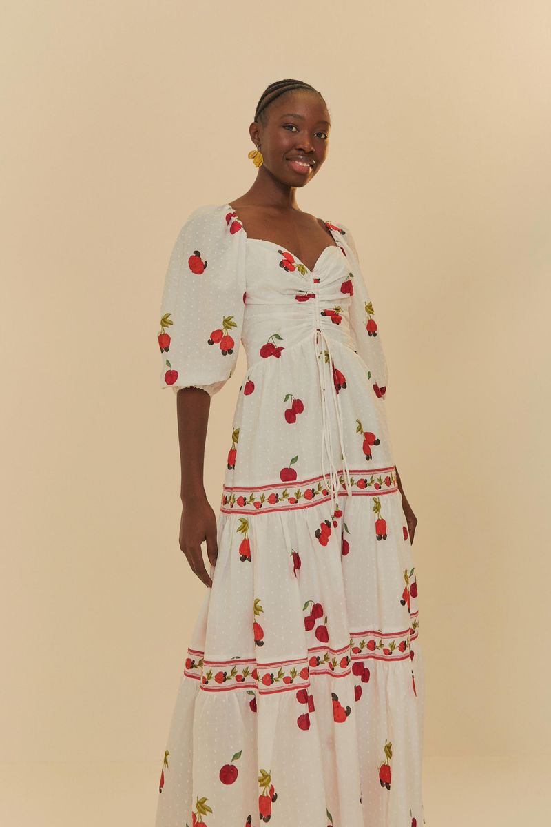 Vestido largo con estampado de frutas, mangas abullonadas y escote en V, visto de lado.
