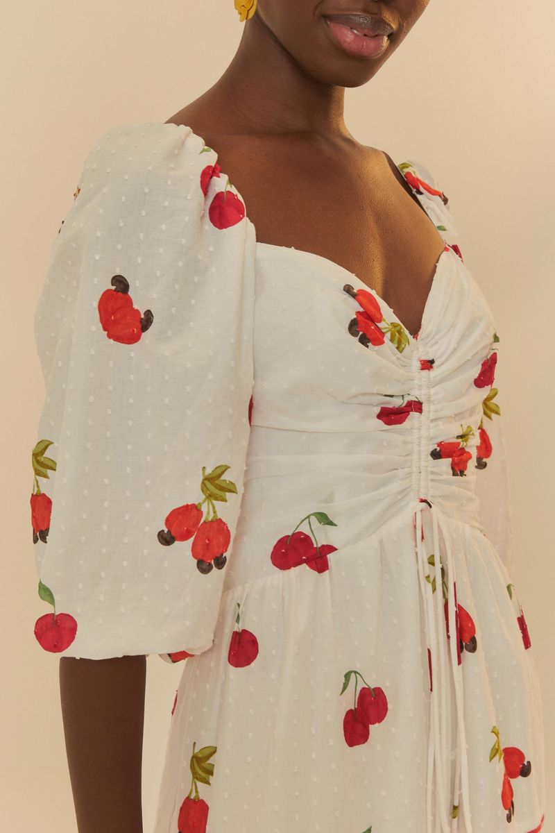 Vestido largo con estampado de frutas, mangas abullonadas y escote en V, visto desde atrás.