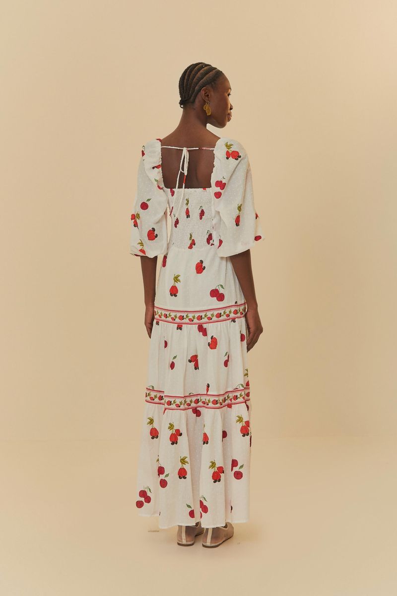 Detalle del escote en V y mangas abullonadas del vestido con estampado de frutas.