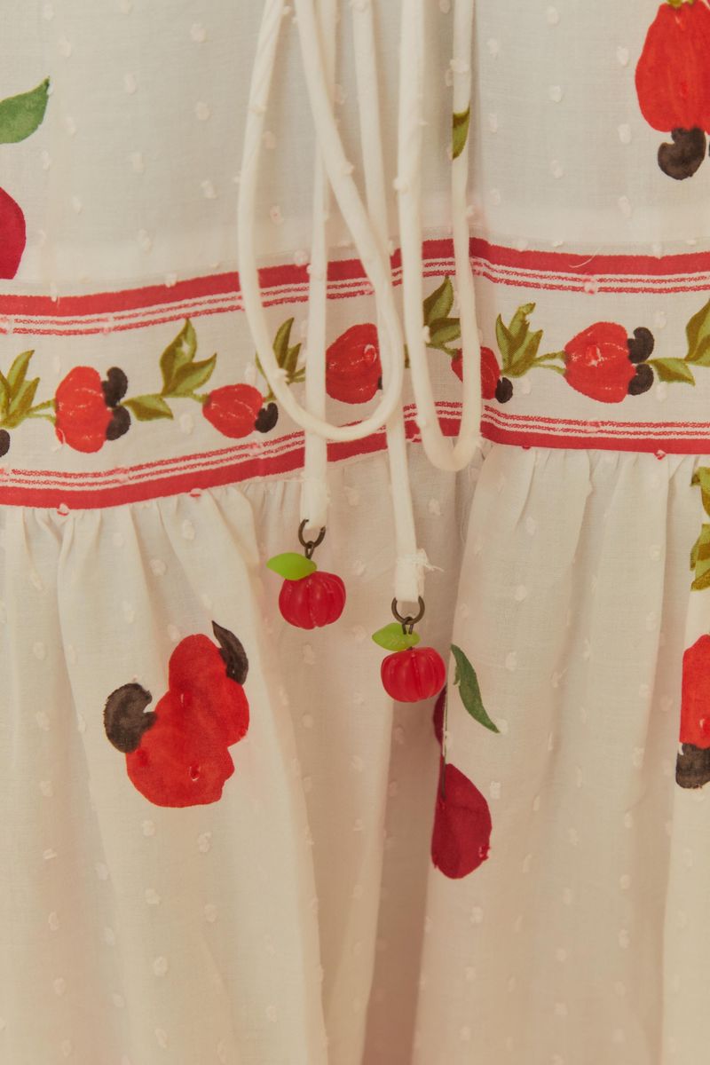 Detalle del estampado de frutas y acabado del borde del vestido.