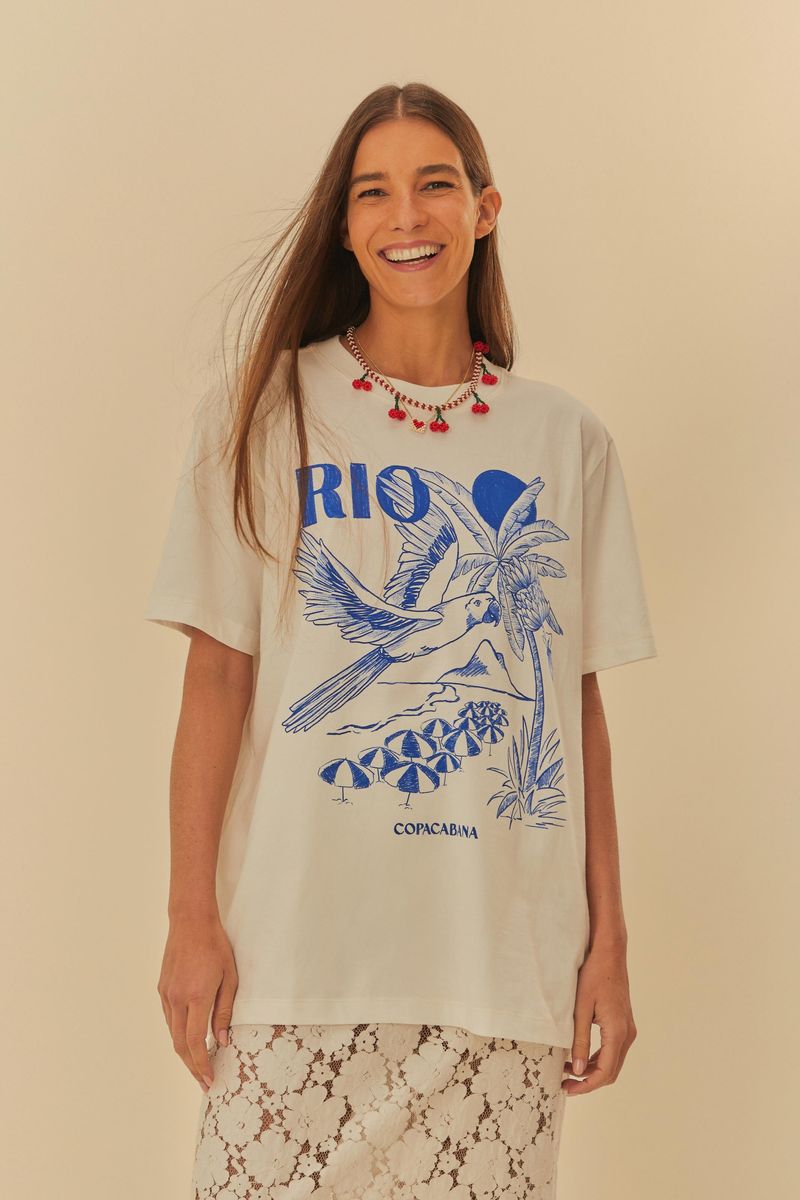 Modelo-sonriendo-usando-la-camiseta-media-baño-de-mar-con-estampado-tropical-azul.