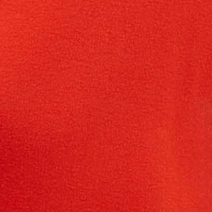 Vista lateral del vestido largo rojo con bordado 'RIO', destacando el corte fluido y fresco.