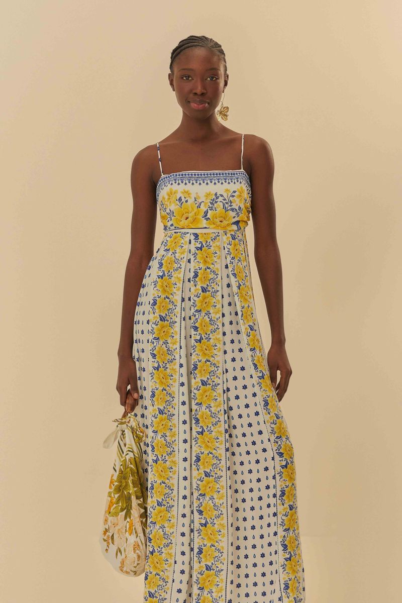 Vestido largo estampado con diseño floral amarillo y azul, tirantes finos ajustables y escote recto, vista frontal.