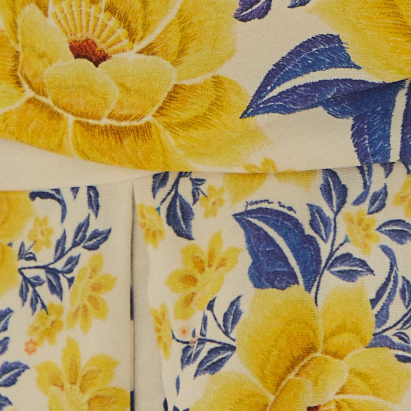 Detalle-del-estampado-floral-amarillo-y-azul-del-vestido-largo.