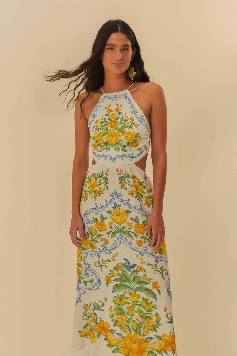 Modelo vistiendo el Vestido Cropped Sicilia con estampado botánico sobre fondo blanco, vista frontal.