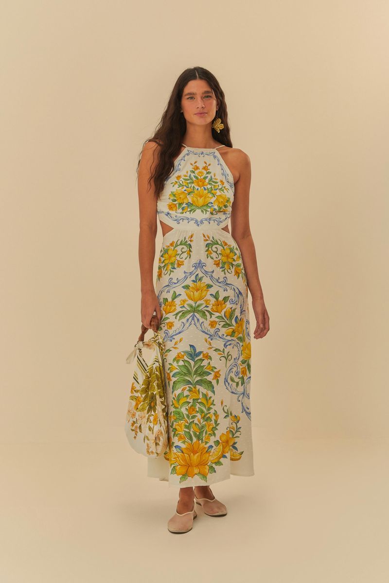 Modelo sosteniendo un bolso, vistiendo el Vestido Cropped Sicilia, vista frontal completa.