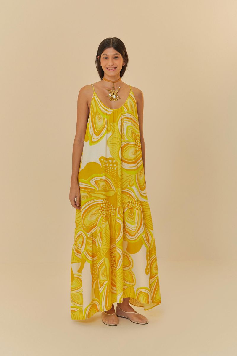 Modelo-usando-el-Vestido-Floral-Del-Mar-destacando-el-corte-fluido-y-el-estampado-vibrante.