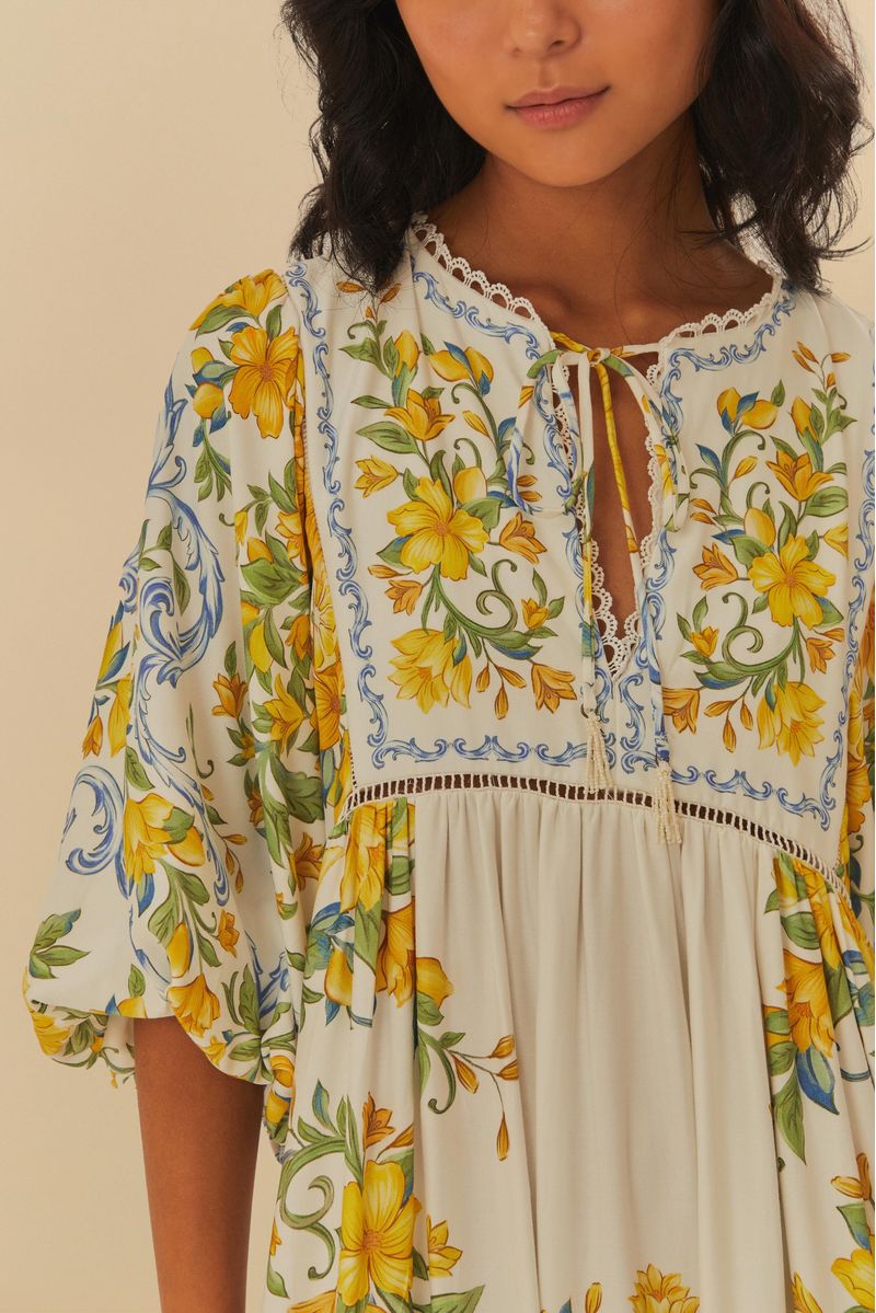 Close-del-escote-en-V-del-vestido-estampado