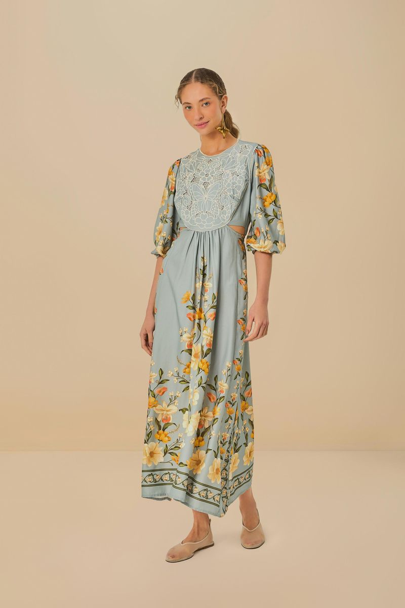 Vestido largo con mangas tipo mariposa, estampado floral y detalles en bordado.