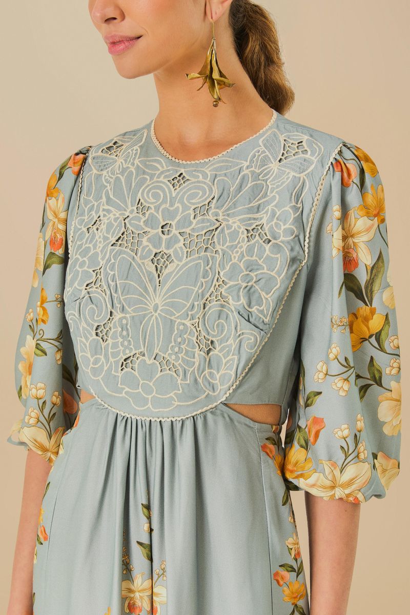 Detalle del bordado en el corsé del vestido con estampado floral.