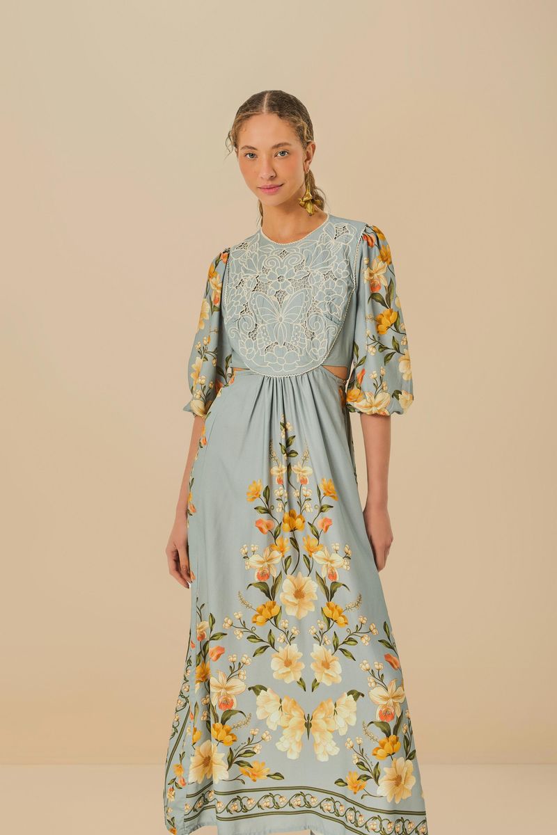 Detalle del borde del vestido con estampado floral y borde decorativo.