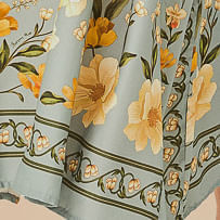 Vista-lateral-del-vestido-largo-con-estampado-floral-y-mangas-tipo-mariposa.