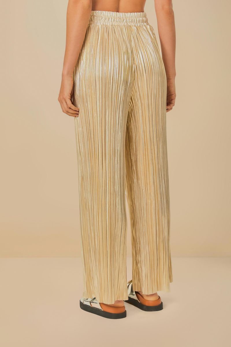 Vista-trasera-del-pantalon-plisado-dorado-resaltando-el-caimiento-y-el-ajuste-en-la-cintura