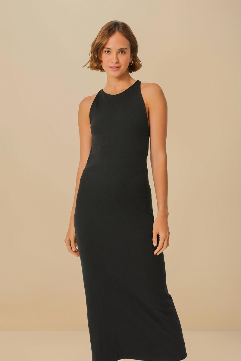 Imagen de un vestido negro con escote en la espalda, longitud midi y tirantes anchos, visto de lado.