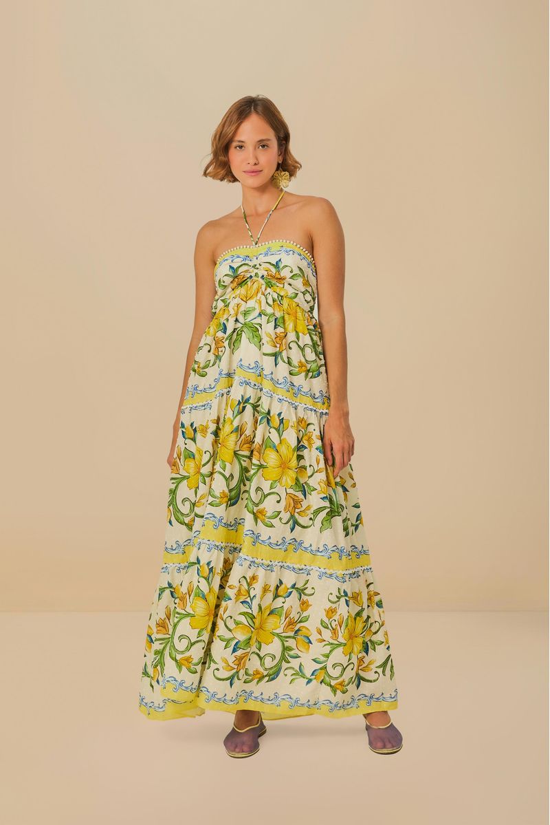Vestido largo estampado con diseño siciliano, sin tirantes y con hombros descubiertos, visto de frente.