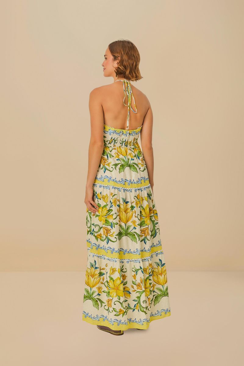 Vista trasera del vestido largo estampado con diseño siciliano, mostrando el lazo en el cuello.