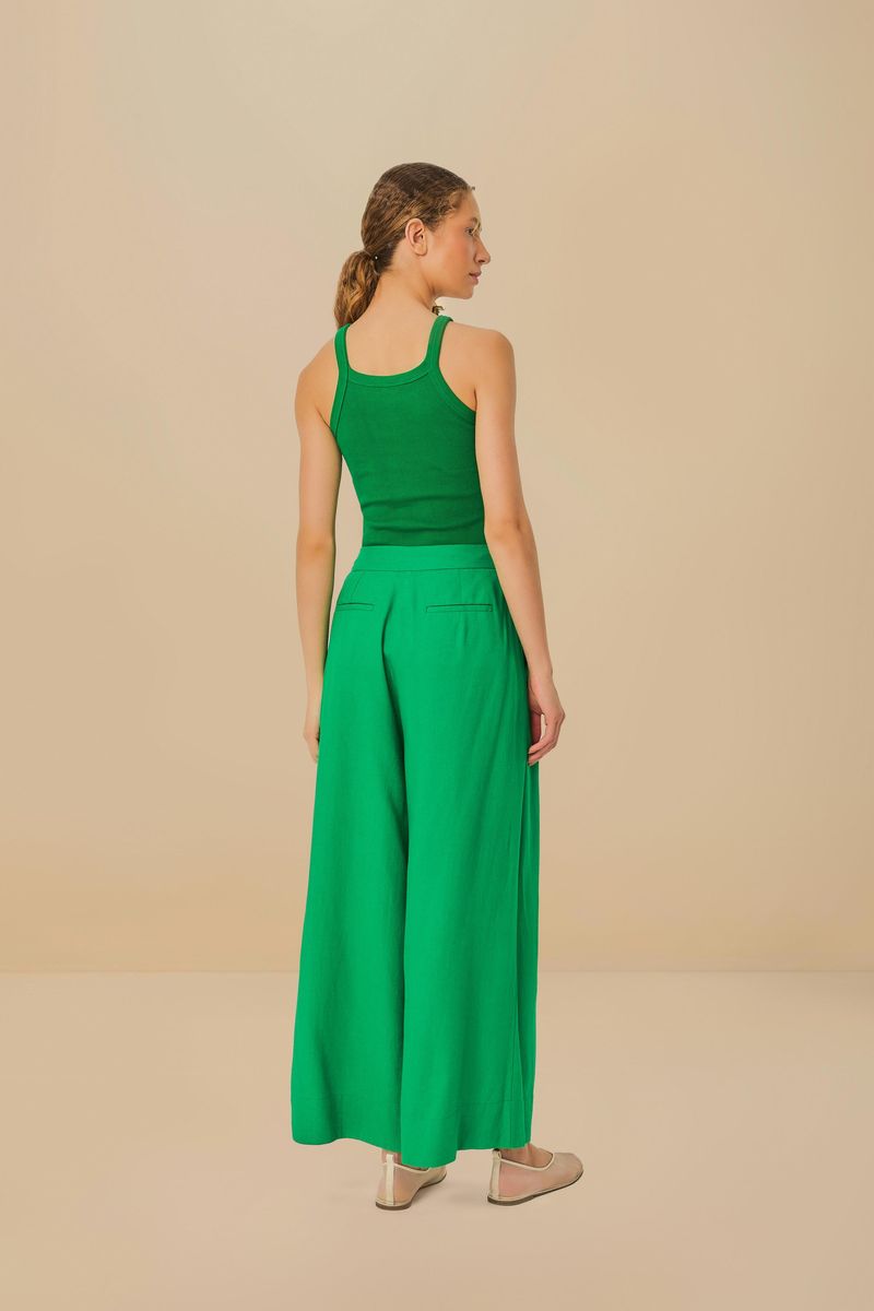 Vista trasera del pantalón verde con bolsillos y corte tipo pantalona.