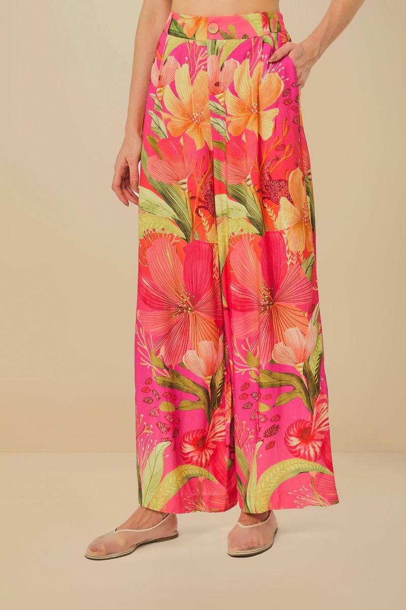 Detalle del estampado floral tropical en el pantalón pantalona