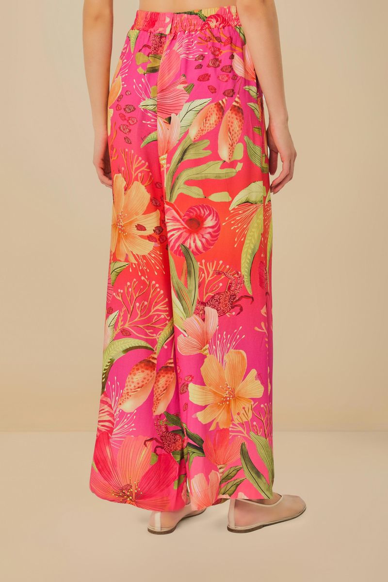 Vista trasera del pantalón pantalona con estampado floral tropical