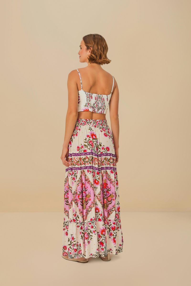 Detalle del estampado floral de la falda larga con volantes.