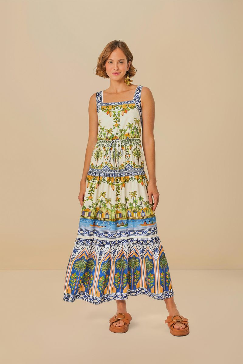 Vestido largo estampado con temática amazónica, exhibido en un fondo neutro.