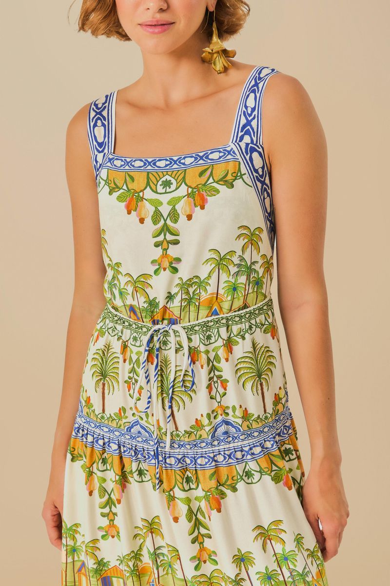 Detalle del borde del vestido con estampado vibrante.