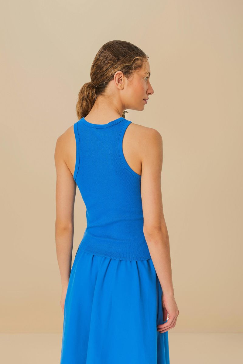Vista-trasera-de-la-camisa-azul-vibrante-con-tirantes-finos.