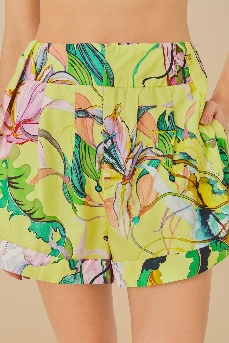 Imagen-de-un-short-estampado-con-diseño-floral-tropical-en-tonos-vivos-detalle-de-la-cintura.
