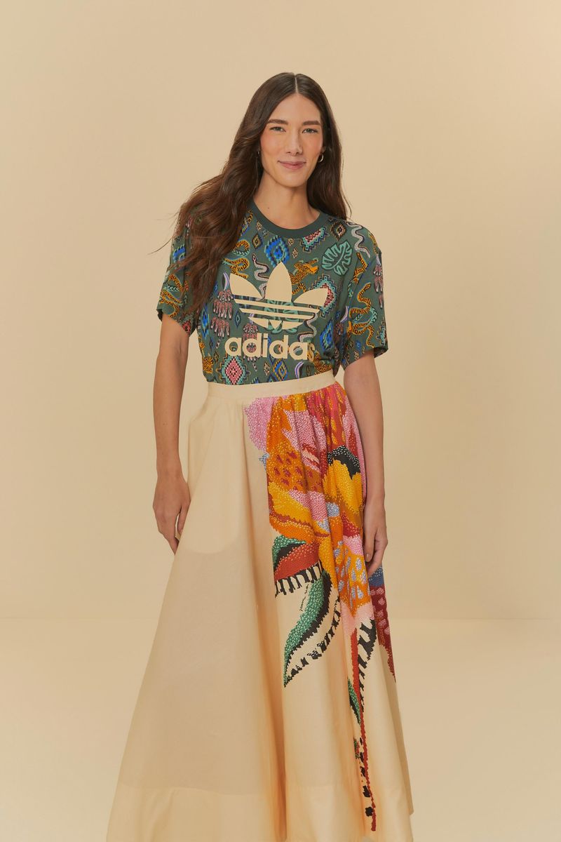Modelo-luciendo-falda-Gode-Floral-Lucia-con-estampado-vibrante-y-camiseta-estampada-vista-frontal.
