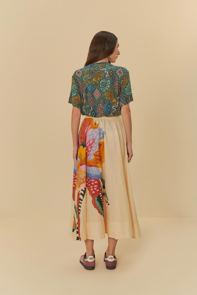 Vista-trasera-de-la-falda-Gode-Floral-Lucia-con-estampado-vibrante-y-camiseta-estampada.