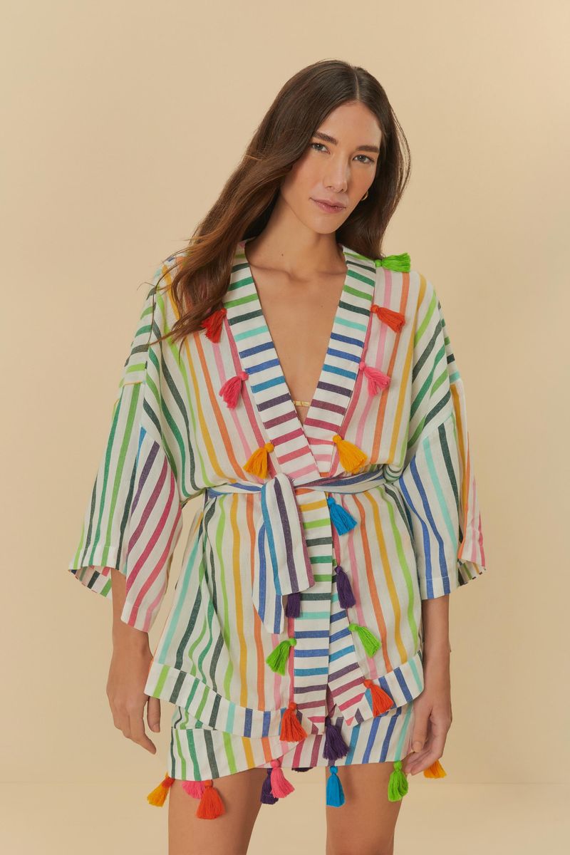 Vista frontal del kimono multicolorido con escote en V y cinturón ajustable.