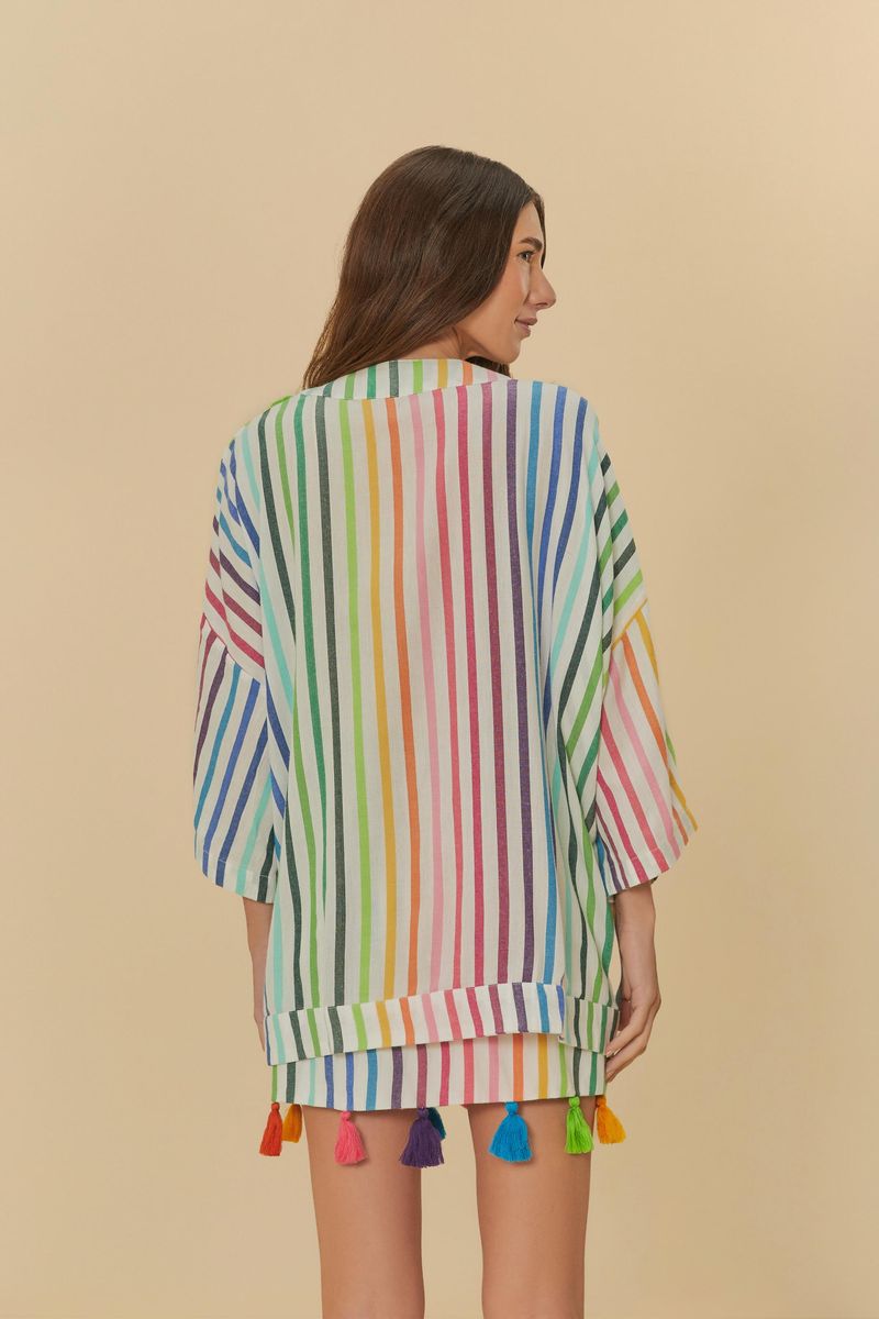 Vista trasera del kimono multicolorido mostrando el patrón de listas.