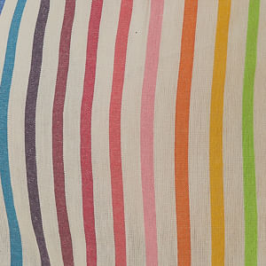 Falda-envolvente-con-estampado-de-rayas-multicolor-y-borlas-coloridas-vista-frontal.