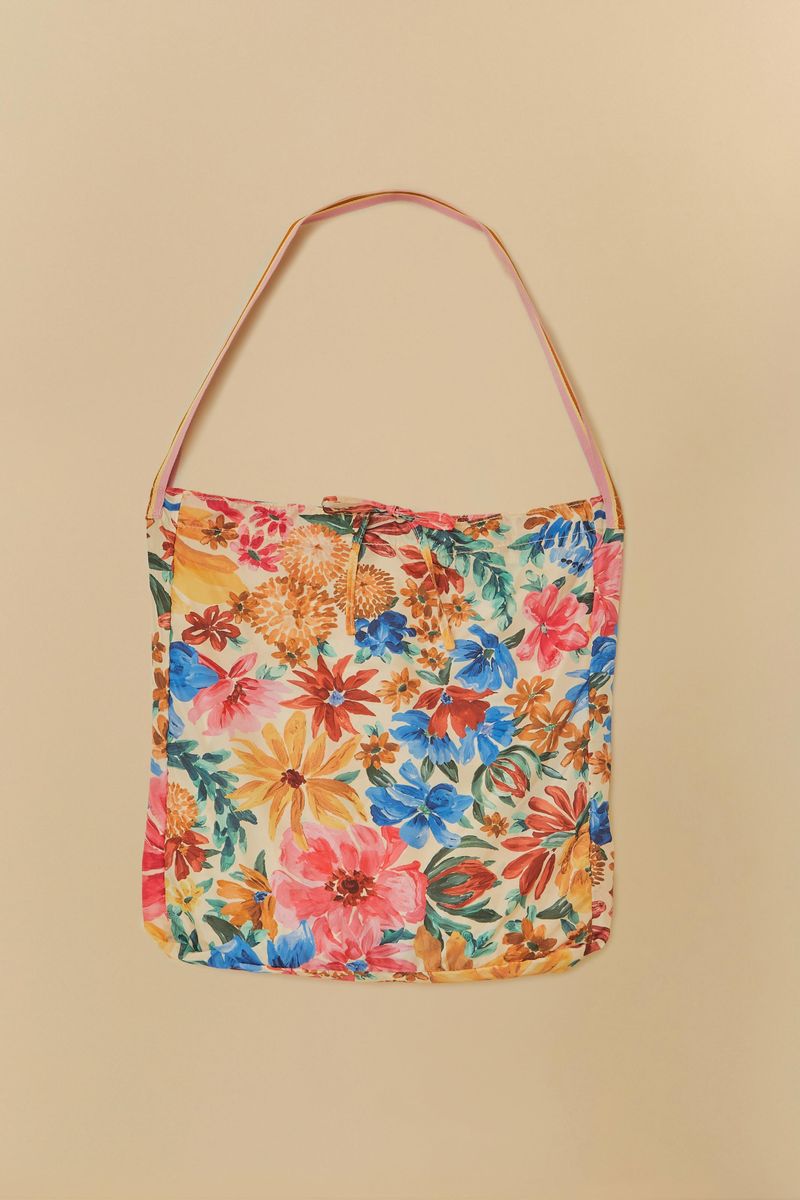 Imagen-de-una-bolsa-hecha-con-el-mismo-estampado-floral-del-pareo-destacando-su-funcionalidad.
